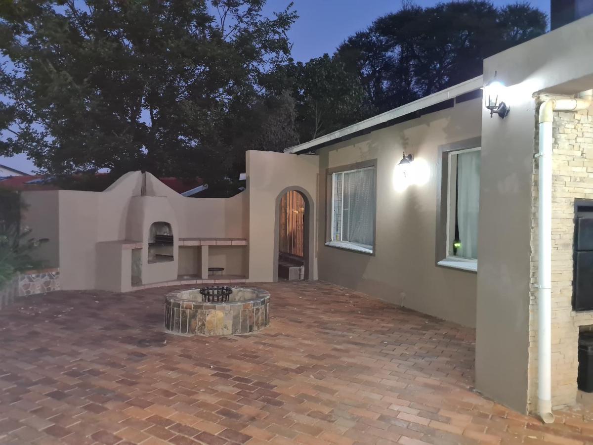 Cozy Cabin Apartment Midrand Exterior photo